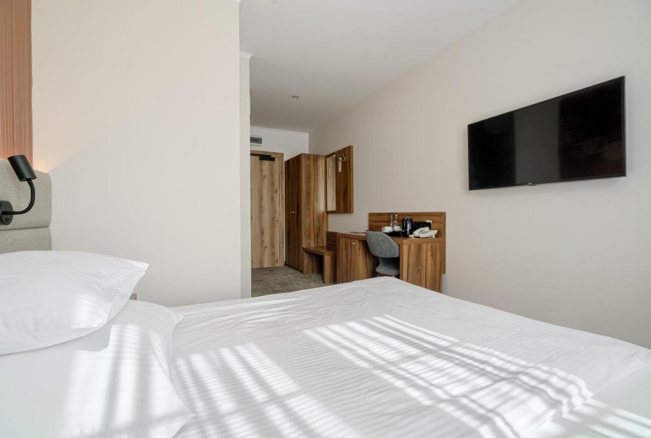 Hotel Antoni โทมาสโชว ลูเบลสกี ภายนอก รูปภาพ