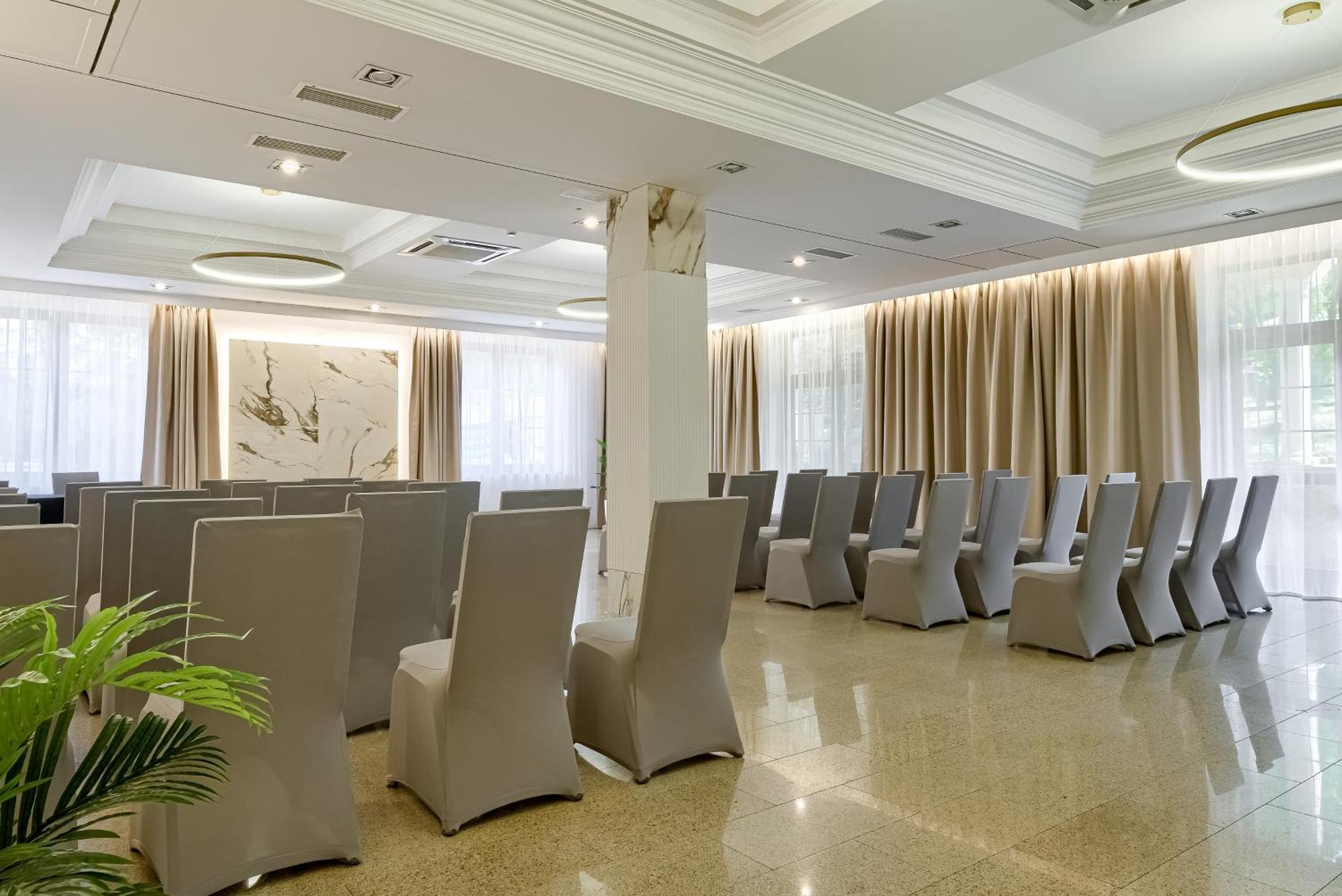 Hotel Antoni โทมาสโชว ลูเบลสกี ภายนอก รูปภาพ